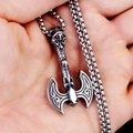 Retro dubbelzijdige strijdbijl hanger met schedel gravure aan dikke box ketting - Bijlhanger met Stalen Ketting