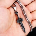 Colgante de espada vintage de acero inoxidable con cabezas de lobo y nudos celtas - Maestro de la Espada