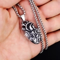 Gothic anatomisch hart hanger ketting van vintage zilver roestvrij staal op zwarte achtergrond - Anatomisch Hart met Roestvrijstalen Ketting