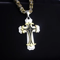 Gros plan du pendentif croix gothique en acier inoxydable avec émail noir sur cuir - Huile de Goutte d'Or Avec Chaîne Byzantine