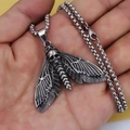 Vintage zilveren mot-schedel hanger ketting met gedetailleerde vleugelpatronen - Mot + Stalen Ketting