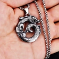 Vintage draak hanger van roestvrij staal met antieke zilveren afwerking en een box ketting - Opgerolde Draak Cirkel met Stalen Ketting