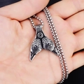 Vintage roestvrijstalen walvisstaart hanger met vikingtotem aan een parelketting - Uil Vissenstaart Met Stalen Ketting