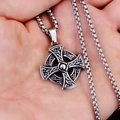 Vintage roestvrijstalen ketting met Keltisch kruishanger en gedetailleerde knoopmotieven - Keltisch Kruis Met Stalen Ketting