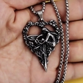 Vintage hartvormige roestvrijstalen ketting met engelenvleugel en bloemen reliëf - Gothisch Damesportret Hart met Stalen Ketting