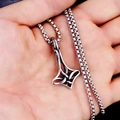 Vintage Viking Keltische Knoop ketting van zilver roestvrij staal, getoond in de hand - Knoop van Eenheid met Roestvrijstalen Ketting