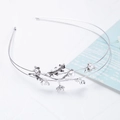 Diadema plateada elegante con hojas y perlas blancas en diseño metálico de doble capa - Plata (C7424)