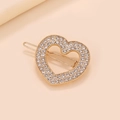 Barrette en forme de cœur dorée avec strass scintillants sur un fond crème épuré - Clip Grenouille en Forme de Cœur (C3419)