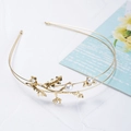 Detalle de diadema dorada de doble capa con perlas blancas y motivos de hojas finas - Dorado (C7423)