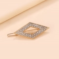 Détail macro d'une barrette géométrique dorée ornée de strass brillants de luxe - Clip Grenouille Losange (C3416)