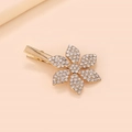 Détail d'une barrette à cheveux fleur dorée avec strass étincelants sur fond rose - Clip Bec de Canard à Six Feuilles (C3417)