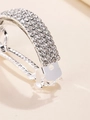 Vista macro di un fermaglio per capelli argento con quattro file di strass scintillanti - Argento (C1208)