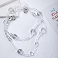 Minimalistische Perlenkette mit transparenten Perlen und Silberringen auf weißem Grund - Silber (D3502)