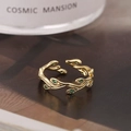 Detailaufnahme des goldenen Ringes in Zweigform mit grünen Steinen und Öffnung - Gold Grüne Zirkonia (D7209)