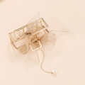 Pinza per capelli in metallo dorato con fiocco in rete marrone e ciondolo a nappa di perla - Stile Quadrato / Albicocca