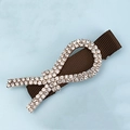 Gros plan détaillé d'une pince à cheveux en ruban gros-grain marron foncé avec doubles strass - Cross Style (E8206)