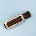 Détail d'une pince à cheveux rectangulaire avec ruban marron et strass blancs brillants - Style Carré (E8309)