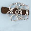 Détail de la pince à cheveux camélia en strass sur base de ruban gros-grain marron - Style Rose (E8201)