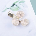 Détail d'une pince à cheveux fleur à trois pétales dorée avec pavé de perles blanches - Fleur de Perle