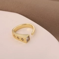 Modischer vergoldeter verstellbarer Ring mit rechteckigem Zirkonia und Seitensteinen - Gold (D7435)