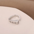 Minimalistischer silberner geometrischer Ring mit quadratischem Zirkonia auf Display - Silber (D7435)
