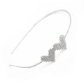 Detail van een zilveren haarband met een pixelhart bezet met fonkelende witte kristallen - Hart (D2525) / Zilver