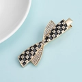 Détail de la pince à cheveux dorée en forme de nœud avec motif damier en strass brillants - Style Éventail (B3428)