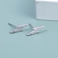 Orecchini a lobo a fulmine minimalisti in argento S925 con zirconi cubici scintillanti - Forma di Fulmine (A1526) / Argento