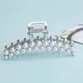Elegante pinza per capelli grande in metallo argento con doppie file di perle su sfondo blu - Argento (B1418)