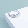 Versilberter Zirkonia-Knotenring mit Brillantschliff und Baguette-Steinen auf Display - Silber (D7118)