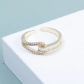 Eleganter vergoldeter offener Ring mit Zirkonia im Gürtelschnallen-Design auf Stein - Gold (D7118)