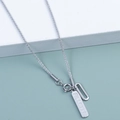 Minimalistische dubbellaagse titanium stalen ketting met gegraveerd rechthoekig letterlabel - Zilver