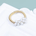 Anello artigianale in filo dorato con eleganti perle bianche naturali su base vintage - Stile Fiore Grappolo Perle (JZ270951-1# D8110)