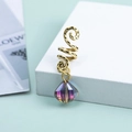 Dettaglio di ciondoli per capelli dorati bohémien con gocce di cristallo viola su gradini - Oro Antico Magenta Nero Fucile