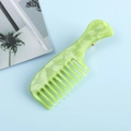 Dettaglio del fermaglio per capelli a pettine in acetato verde con trama marmorea e clip d'oro - Stile Pettine Motivo Marmo (C5309) / Verde