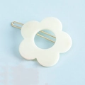 Pinza para el pelo con flor de resina blanco crema y pasador dorado sobre azul - Forma de Flor (B3317) / Blanco