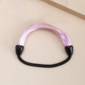 Vue détaillée d'un chouchou en cheveux synthétiques roses avec élastique noir pour queue de cheval - Rose Clair (F7409)
