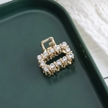 Detalle de una pinza de pelo dorada pequeña con diamantes de imitación y diseño rectangular - Estilo Diamante (C5528)