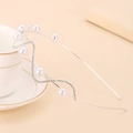 Eleganter Perlenhaarreif mit gewellten Strasssteinen auf einer Teetasse dekoriert - Wellen-Perlen-Stil / Silber (C7337)