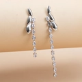 Dettaglio di orecchini asimmetrici in argento 925 con frange di zirconi scintillanti - Stile Asimmetrico Argento