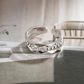 Macro detail of S925 sterling silver adjustable ring with three zircon stones - Irregular Angular Rhinestone Style (L3404) / Silver
