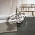 Detail-Makroaufnahme des Zirkonia-Rings mit Mikro-Pavee und Vintage-Perlenrand-Design - Silber D7111