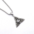 Détail macro du pendentif triangle Valknut viking avec relief sur collier à maille vénitienne - Triangle + Chaîne en Acier Titane