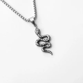 Détail du pendentif serpent argenté vintage avec écailles et chaîne à mailles - Petit Serpent en S + Chaîne en Acier Inoxydable