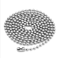 Detail einer glänzenden silbernen Metallkugelkette spiralförmig auf weißem Grund - Kugelketten-Stil / Silber