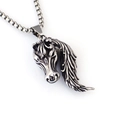Détail macro du pendentif tête de cheval en acier rétro avec texture de crinière - Style Nouveau Cheval