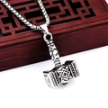 Collar de martillo de Thor Mjolnir con nudos vikingos sobre una caja de regalo de madera - Estilo Martillo de Thor Con Cadena de Acero