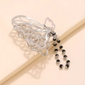 Elegante pinza de mariposa metálica con alas plateadas y cadena de cuentas negras - Estilo Mariposa Plateada con Borla (E1431)