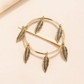 Retro goldene Kreis Haarklammer mit böhmischen Federanhängern im antiken Metall Stil Look - Feder Blatt Gold Stil (C2109)