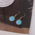 Pendientes de aro dorados con piedras redondas de mármol azul en revista de moda - Azul Oscuro (B1302)